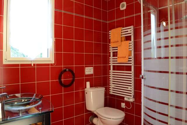 bed and breakfast sun colours bedroom wetroom